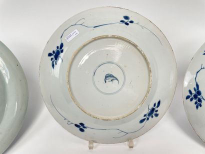 CHINE Suite of three plates with blue and white decoration of a pagoda and cranes,...