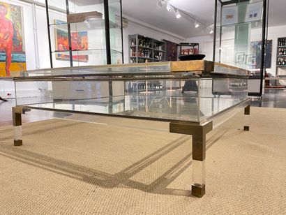 null Grande table basse carrée vintage, circa 1980, plexiglas, métal doré et verre,...