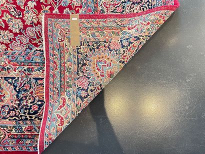 null Important Persian carpet of the Kerman-Lavar type with polychrome floral motifs...