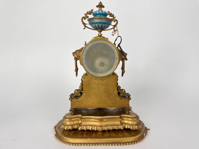 null Garniture d'époque Napoléon III, fin XIXe, bronze ciselé et porcelaine émaillée,...