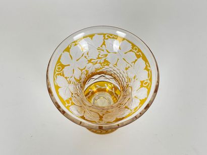 BOHEME Petit vase en calice à décor de pampres, XIXe, cristal façon overlay taillé,...