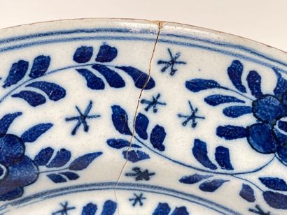 CHINE Suite of three plates with blue and white decoration of a pagoda and cranes,...