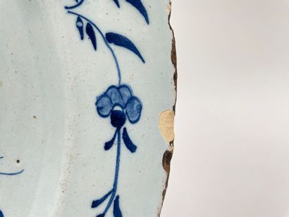 DELFT Plat creux à décor en camaïeu bleu dans le goût de l'Extrême-Orient, XVIIIe,...