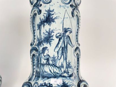 DELFT Garniture rocaille à pans et décor de scènes galantes en camaïeu bleu, XIXe,...