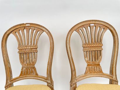 null Paire de chaises à la reine de style Louis XVI à dossier ajouré en gerbe, XXe,...