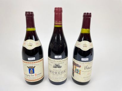 FRANCE Lot de trois bouteilles (rouge) :
- BEAUJOLAIS (MORGON), Domaine Calot 1995,...