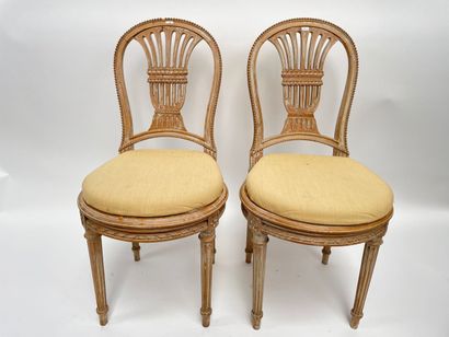 null Paire de chaises à la reine de style Louis XVI à dossier ajouré en gerbe, XXe,...