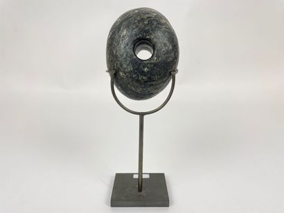 ART TRIBAL Élément de massue en pierre, avec support, h. 25 cm.