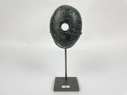 ART TRIBAL Élément de massue en pierre, avec support, h. 25 cm.
