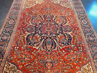 null Grand tapis persan de type Tabriz à médaillon et motifs floraux polychromes...