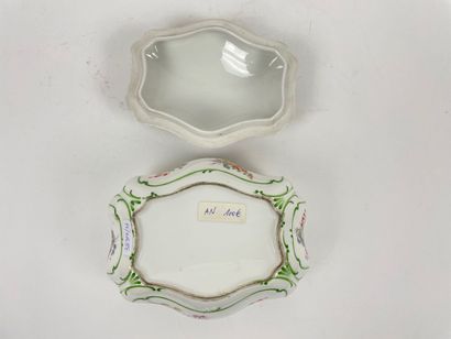 null Boîte rocaille rectangulaire à décor polychrome, XXe, porcelaine, l. 16,5 c...