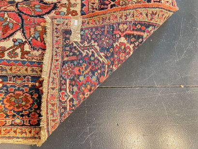 null Grand tapis persan de type Tabriz à médaillon et motifs floraux polychromes...