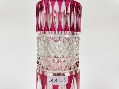 null Trois vases, XXe, cristal overlay, un marqué [Val St Lambert], h. 19-20 cm.