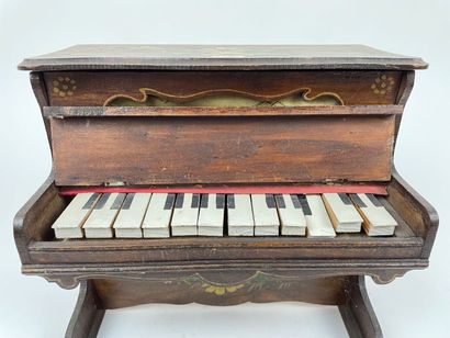 null Triporteur et piano droit de poupée, l. 60 cm et h. 28 cm [usures].