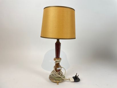 null Deux lampes de table, fin XXe, onyx et faïence de Deruta à décor polychrome,...