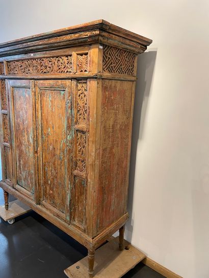 null Indian furniture with two doors, 20th century, richly carved wood and formerly...