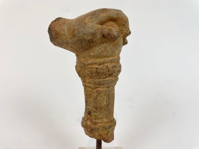 INDE Fragment of a statue (hand resting on a pommel) in finely carved stone on a...