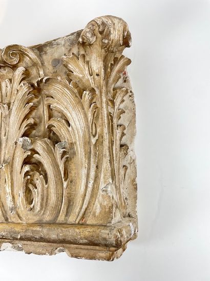 null Chapiteau de pilastre à feuilles d'acanthe, XIXe-XXe, plâtre patiné, 41,5x55,5...