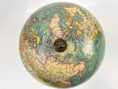 FOREST - PARIS Globe terrestre (échelle 1/50.000.000), circa 1900, socle en bois...