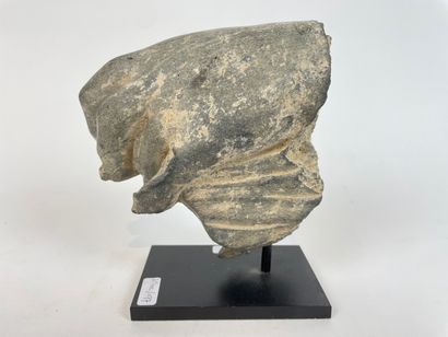 GANDHARA Fragment de statue (main tenant une étoffe) en schiste sculpté sur socle,...