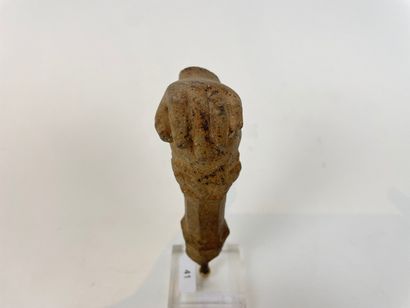 INDE Fragment de statue (main reposant sur un pommeau) en pierre finement sculptée...