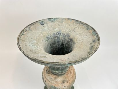 ASIE DU SUD-EST Vase archaïsant de type Gu en bronze à patine vert antique, h. 46,5...