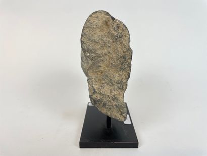 GANDHARA Fragment de statue (main tenant une étoffe) en schiste sculpté sur socle,...