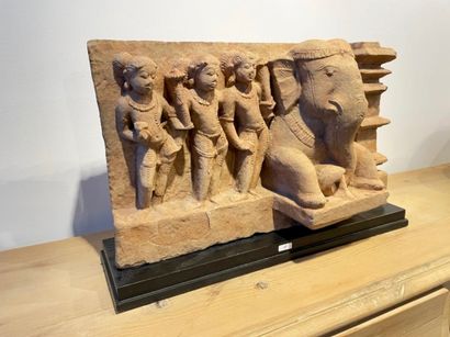 INDE (MADHYA PRADESH) Important fragment de frise figurant un éléphant sacré accompagné...