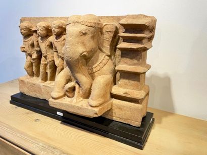 INDE (MADHYA PRADESH) Important fragment de frise figurant un éléphant sacré accompagné...