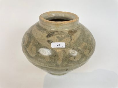 ASIE DU SUD-EST Porcelain stoneware vase with stylized blue underglaze decoration,...