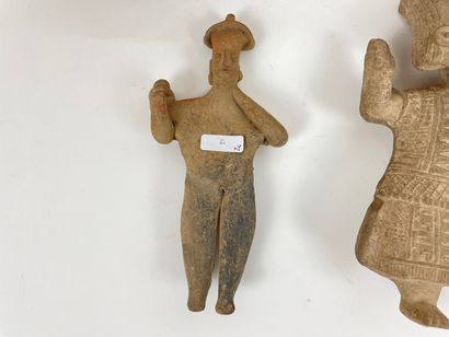 null Ensemble de quatre statuettes et un fragment (tête) en céramique, h. 22-9 cm...