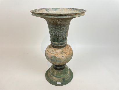 ASIE DU SUD-EST Archaizing Gu-type bronze vase with an antique green patina, h. 46,5...