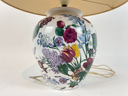 null Lampe de table à fût en vase ovoïde à décor floral polychrome, fin XXe, faïence,...