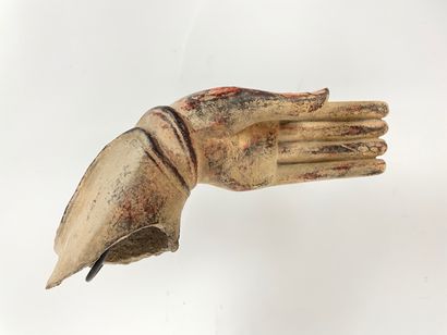 ASIE Fragment de statue (main de bouddha) en bois laqué sur socle, h. 20 cm [alt...