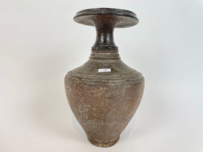ASIE DU SUD-EST Vase de temple en céramique glaçurée, h. 30 cm [petits éclats, restaurations...
