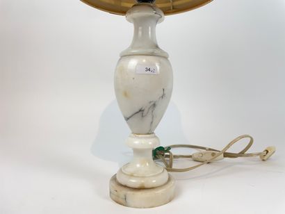 null Paire de lampes de table à fût en balustre, fin XXe, marbre, h. 31 cm (fûts)...
