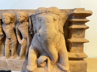 INDE (MADHYA PRADESH) Important fragment of a frieze representing a sacred elephant...