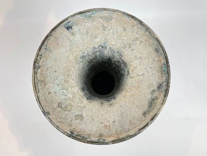 ASIE DU SUD-EST Vase archaïsant de type Gu en bronze à patine vert antique, h. 46,5...