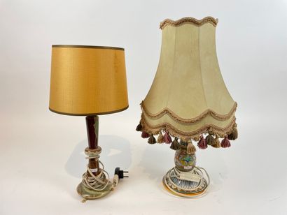 Deux lampes de table, fin XXe, onyx et faïence...