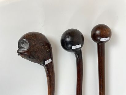 ART TRIBAL Trois casse-tête, XXe, bois à patine d'usage, l. 46,5-75 cm.