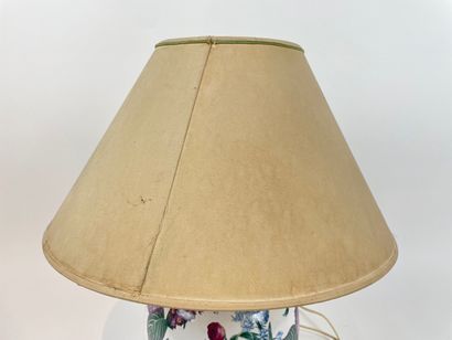 null Lampe de table à fût en vase ovoïde à décor floral polychrome, fin XXe, faïence,...