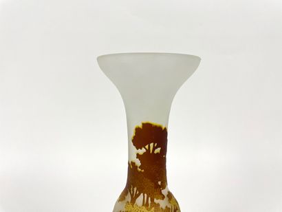 BOHÊME Vase en balustre à décor d'un paysage en camaïeu bistre, XXe, verre gravé...