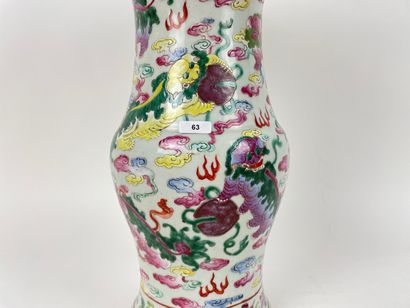 CHINE - CANTON Vase à décor d'émaux polychromes de la famille rose de lions bouddhiques,...