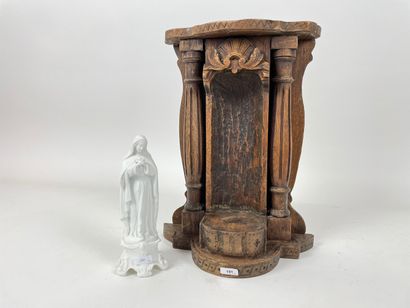 null Petite niche d'applique, XIXe-XXe, chêne sculpté et patiné, h. 36 cm ; on y...