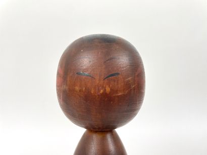 JAPON Poupée traditionnelle (Kokeshi), XXe, bois peint, mention et/ou signature au...