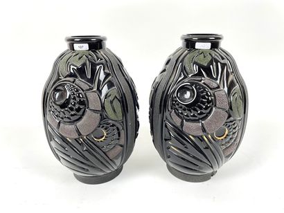 BELGIUM Paire de vases d'époque Art déco, circa 1930, verre hyalite pressé-moulé...
