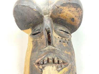 ART TRIBAL Masque, XXe, bois tendre sculpté et laqué à patine sombre, h. 39 cm [altérations,...