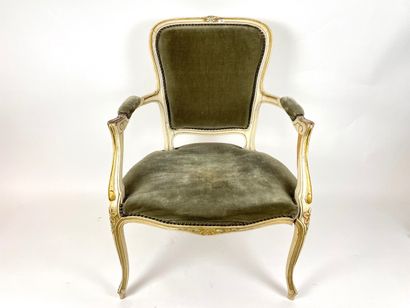 null Fauteuil de style Louis XV, XXe, bois mouluré, sculpté et laqué, h. 87 cm, l....