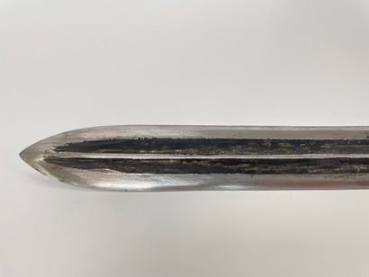 ART TRIBAL Lance, XXe, fer forgé et bois, l. 156,5 cm.
