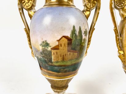 BRUXELLES ou PARIS Paire de vases en amphore à décor polychrome et or, XIXe, porcelaine,...